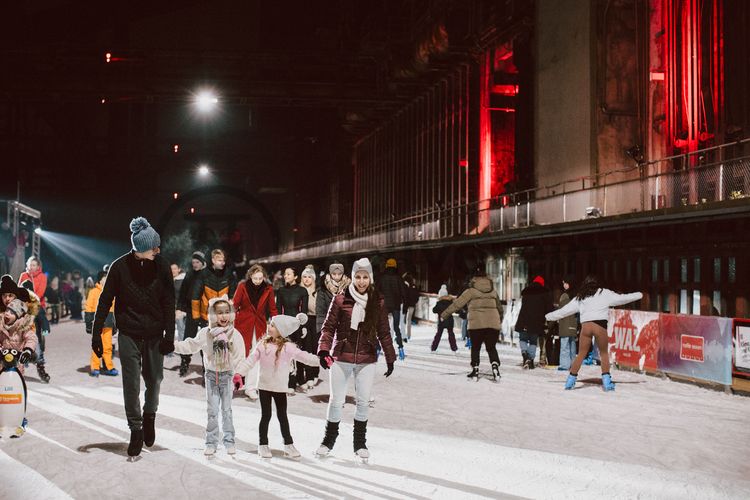 Im Winter verwandelt sich das große Wasserbecken am ehemaligen Druckmaschinengleis auf der Kokerei Zollverein in die 150 Meter lange Zollverein Eisbahn, die zum Schlittschuhlaufen in faszinierender Atmosphäre einlädt. 

Allabendlich wird die Fläche mit der Installation „Monochromatic Red and Blue“ (1999) von Jonathan Speirs und Mark Major zu einem beeindruckenden Lichtkunstwerk. Seit Dezember 2014 gehört zur Eisbahn eine separate Fläche zum Eisstockschießen.