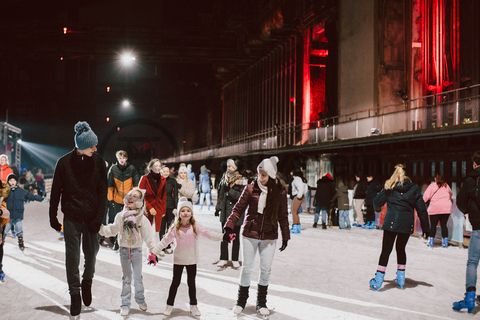Im Winter verwandelt sich das große Wasserbecken am ehemaligen Druckmaschinengleis auf der Kokerei Zollverein in die 150 Meter lange Zollverein Eisbahn, die zum Schlittschuhlaufen in faszinierender Atmosphäre einlädt. 

Allabendlich wird die Fläche mit der Installation „Monochromatic Red and Blue“ (1999) von Jonathan Speirs und Mark Major zu einem beeindruckenden Lichtkunstwerk. Seit Dezember 2014 gehört zur Eisbahn eine separate Fläche zum Eisstockschießen.