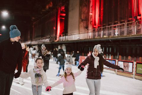 Im Winter verwandelt sich das große Wasserbecken am ehemaligen Druckmaschinengleis auf der Kokerei Zollverein in die 150 Meter lange Zollverein Eisbahn, die zum Schlittschuhlaufen in faszinierender Atmosphäre einlädt. 

Allabendlich wird die Fläche mit der Installation „Monochromatic Red and Blue“ (1999) von Jonathan Speirs und Mark Major zu einem beeindruckenden Lichtkunstwerk. Seit Dezember 2014 gehört zur Eisbahn eine separate Fläche zum Eisstockschießen.