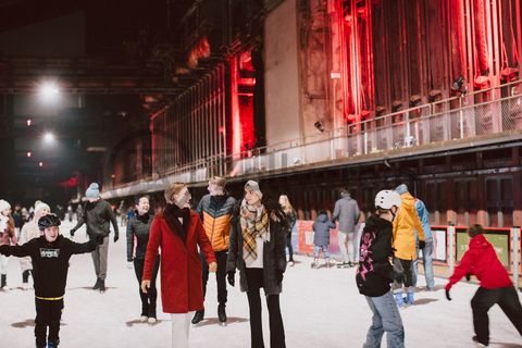 Im Winter verwandelt sich das große Wasserbecken am ehemaligen Druckmaschinengleis auf der Kokerei Zollverein in die 150 Meter lange Zollverein Eisbahn, die zum Schlittschuhlaufen in faszinierender Atmosphäre einlädt. 

Allabendlich wird die Fläche mit der Installation „Monochromatic Red and Blue“ (1999) von Jonathan Speirs und Mark Major zu einem beeindruckenden Lichtkunstwerk. Seit Dezember 2014 gehört zur Eisbahn eine separate Fläche zum Eisstockschießen.