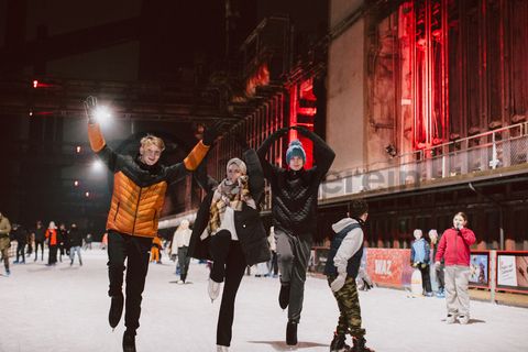 Im Winter verwandelt sich das große Wasserbecken am ehemaligen Druckmaschinengleis auf der Kokerei Zollverein in die 150 Meter lange Zollverein Eisbahn, die zum Schlittschuhlaufen in faszinierender Atmosphäre einlädt. 

Allabendlich wird die Fläche mit der Installation „Monochromatic Red and Blue“ (1999) von Jonathan Speirs und Mark Major zu einem beeindruckenden Lichtkunstwerk. Seit Dezember 2014 gehört zur Eisbahn eine separate Fläche zum Eisstockschießen.