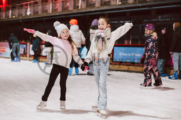 Im Winter verwandelt sich das große Wasserbecken am ehemaligen Druckmaschinengleis auf der Kokerei Zollverein in die 150 Meter lange Zollverein Eisbahn, die zum Schlittschuhlaufen in faszinierender Atmosphäre einlädt. 

Allabendlich wird die Fläche mit der Installation „Monochromatic Red and Blue“ (1999) von Jonathan Speirs und Mark Major zu einem beeindruckenden Lichtkunstwerk. Seit Dezember 2014 gehört zur Eisbahn eine separate Fläche zum Eisstockschießen.