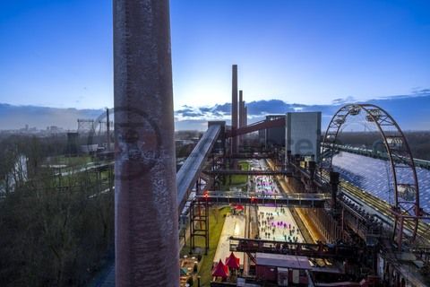 Im Winter verwandelt sich das große Wasserbecken am ehemaligen Druckmaschinengleis auf der Kokerei Zollverein in die 150 Meter lange Zollverein Eisbahn, die zum Schlittschuhlaufen in faszinierender Atmosphäre einlädt. 

Allabendlich wird die Fläche mit der Installation „Monochromatic Red and Blue“ (1999) von Jonathan Speirs und Mark Major zu einem beeindruckenden Lichtkunstwerk. Seit Dezember 2014 gehört zur Eisbahn eine separate Fläche zum Eisstockschießen.