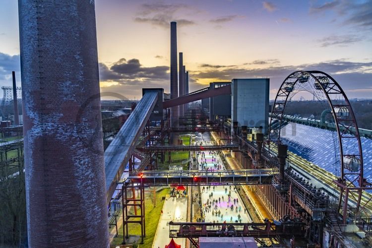 Im Winter verwandelt sich das große Wasserbecken am ehemaligen Druckmaschinengleis auf der Kokerei Zollverein in die 150 Meter lange Zollverein Eisbahn, die zum Schlittschuhlaufen in faszinierender Atmosphäre einlädt. 

Allabendlich wird die Fläche mit der Installation „Monochromatic Red and Blue“ (1999) von Jonathan Speirs und Mark Major zu einem beeindruckenden Lichtkunstwerk. Seit Dezember 2014 gehört zur Eisbahn eine separate Fläche zum Eisstockschießen.