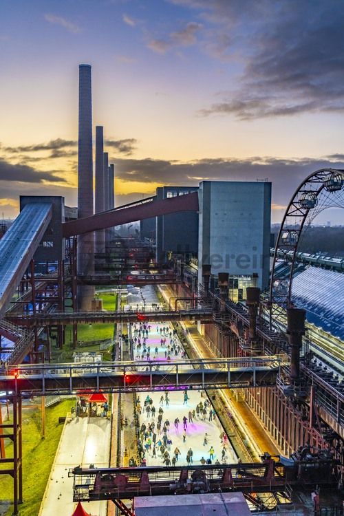 Im Winter verwandelt sich das große Wasserbecken am ehemaligen Druckmaschinengleis auf der Kokerei Zollverein in die 150 Meter lange Zollverein Eisbahn, die zum Schlittschuhlaufen in faszinierender Atmosphäre einlädt. 

Allabendlich wird die Fläche mit der Installation „Monochromatic Red and Blue“ (1999) von Jonathan Speirs und Mark Major zu einem beeindruckenden Lichtkunstwerk. Seit Dezember 2014 gehört zur Eisbahn eine separate Fläche zum Eisstockschießen.