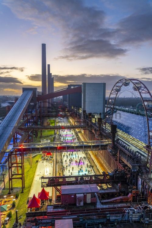 Im Winter verwandelt sich das große Wasserbecken am ehemaligen Druckmaschinengleis auf der Kokerei Zollverein in die 150 Meter lange Zollverein Eisbahn, die zum Schlittschuhlaufen in faszinierender Atmosphäre einlädt. 

Allabendlich wird die Fläche mit der Installation „Monochromatic Red and Blue“ (1999) von Jonathan Speirs und Mark Major zu einem beeindruckenden Lichtkunstwerk. Seit Dezember 2014 gehört zur Eisbahn eine separate Fläche zum Eisstockschießen.