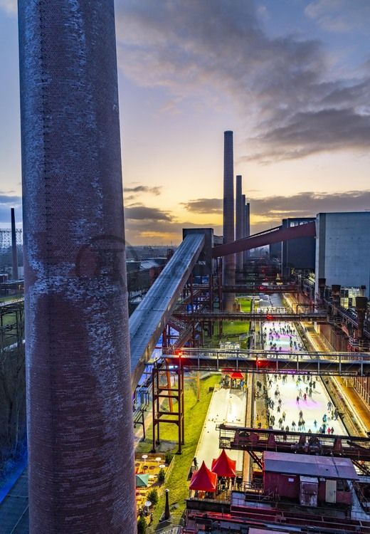 Im Winter verwandelt sich das große Wasserbecken am ehemaligen Druckmaschinengleis auf der Kokerei Zollverein in die 150 Meter lange Zollverein Eisbahn, die zum Schlittschuhlaufen in faszinierender Atmosphäre einlädt. 

Allabendlich wird die Fläche mit der Installation „Monochromatic Red and Blue“ (1999) von Jonathan Speirs und Mark Major zu einem beeindruckenden Lichtkunstwerk. Seit Dezember 2014 gehört zur Eisbahn eine separate Fläche zum Eisstockschießen.