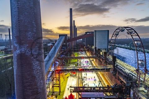 Im Winter verwandelt sich das große Wasserbecken am ehemaligen Druckmaschinengleis auf der Kokerei Zollverein in die 150 Meter lange Zollverein Eisbahn, die zum Schlittschuhlaufen in faszinierender Atmosphäre einlädt. 

Allabendlich wird die Fläche mit der Installation „Monochromatic Red and Blue“ (1999) von Jonathan Speirs und Mark Major zu einem beeindruckenden Lichtkunstwerk. Seit Dezember 2014 gehört zur Eisbahn eine separate Fläche zum Eisstockschießen.