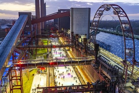 Im Winter verwandelt sich das große Wasserbecken am ehemaligen Druckmaschinengleis auf der Kokerei Zollverein in die 150 Meter lange Zollverein Eisbahn, die zum Schlittschuhlaufen in faszinierender Atmosphäre einlädt. 

Allabendlich wird die Fläche mit der Installation „Monochromatic Red and Blue“ (1999) von Jonathan Speirs und Mark Major zu einem beeindruckenden Lichtkunstwerk. Seit Dezember 2014 gehört zur Eisbahn eine separate Fläche zum Eisstockschießen.
