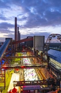 Im Winter verwandelt sich das große Wasserbecken am ehemaligen Druckmaschinengleis auf der Kokerei Zollverein in die 150 Meter lange Zollverein Eisbahn, die zum Schlittschuhlaufen in faszinierender Atmosphäre einlädt. 

Allabendlich wird die Fläche mit der Installation „Monochromatic Red and Blue“ (1999) von Jonathan Speirs und Mark Major zu einem beeindruckenden Lichtkunstwerk. Seit Dezember 2014 gehört zur Eisbahn eine separate Fläche zum Eisstockschießen.