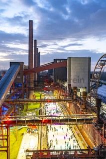 Im Winter verwandelt sich das große Wasserbecken am ehemaligen Druckmaschinengleis auf der Kokerei Zollverein in die 150 Meter lange Zollverein Eisbahn, die zum Schlittschuhlaufen in faszinierender Atmosphäre einlädt. 

Allabendlich wird die Fläche mit der Installation „Monochromatic Red and Blue“ (1999) von Jonathan Speirs und Mark Major zu einem beeindruckenden Lichtkunstwerk. Seit Dezember 2014 gehört zur Eisbahn eine separate Fläche zum Eisstockschießen.
