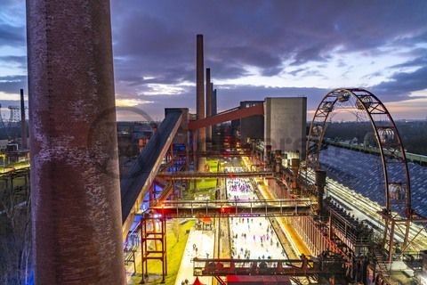 Im Winter verwandelt sich das große Wasserbecken am ehemaligen Druckmaschinengleis auf der Kokerei Zollverein in die 150 Meter lange Zollverein Eisbahn, die zum Schlittschuhlaufen in faszinierender Atmosphäre einlädt. 

Allabendlich wird die Fläche mit der Installation „Monochromatic Red and Blue“ (1999) von Jonathan Speirs und Mark Major zu einem beeindruckenden Lichtkunstwerk. Seit Dezember 2014 gehört zur Eisbahn eine separate Fläche zum Eisstockschießen.