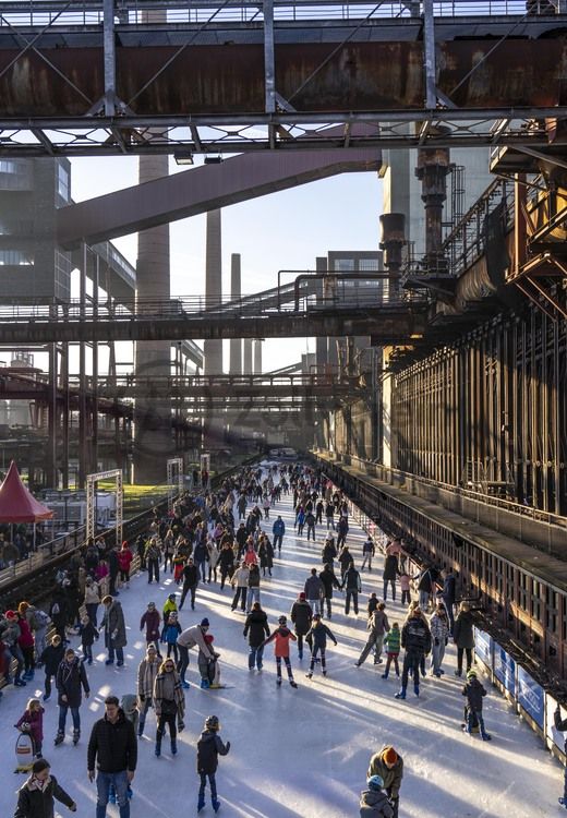 Im Winter verwandelt sich das große Wasserbecken am ehemaligen Druckmaschinengleis auf der Kokerei Zollverein in die 150 Meter lange Zollverein Eisbahn, die zum Schlittschuhlaufen in faszinierender Atmosphäre einlädt. 

Allabendlich wird die Fläche mit der Installation „Monochromatic Red and Blue“ (1999) von Jonathan Speirs und Mark Major zu einem beeindruckenden Lichtkunstwerk. Seit Dezember 2014 gehört zur Eisbahn eine separate Fläche zum Eisstockschießen.