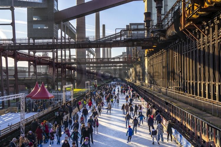 Im Winter verwandelt sich das große Wasserbecken am ehemaligen Druckmaschinengleis auf der Kokerei Zollverein in die 150 Meter lange Zollverein Eisbahn, die zum Schlittschuhlaufen in faszinierender Atmosphäre einlädt. 

Allabendlich wird die Fläche mit der Installation „Monochromatic Red and Blue“ (1999) von Jonathan Speirs und Mark Major zu einem beeindruckenden Lichtkunstwerk. Seit Dezember 2014 gehört zur Eisbahn eine separate Fläche zum Eisstockschießen.