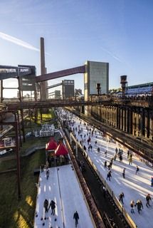 Im Winter verwandelt sich das große Wasserbecken am ehemaligen Druckmaschinengleis auf der Kokerei Zollverein in die 150 Meter lange Zollverein Eisbahn, die zum Schlittschuhlaufen in faszinierender Atmosphäre einlädt. 

Allabendlich wird die Fläche mit der Installation „Monochromatic Red and Blue“ (1999) von Jonathan Speirs und Mark Major zu einem beeindruckenden Lichtkunstwerk. Seit Dezember 2014 gehört zur Eisbahn eine separate Fläche zum Eisstockschießen.