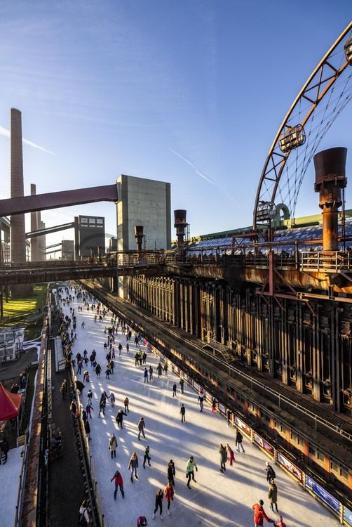 Im Winter verwandelt sich das große Wasserbecken am ehemaligen Druckmaschinengleis auf der Kokerei Zollverein in die 150 Meter lange Zollverein Eisbahn, die zum Schlittschuhlaufen in faszinierender Atmosphäre einlädt. 

Allabendlich wird die Fläche mit der Installation „Monochromatic Red and Blue“ (1999) von Jonathan Speirs und Mark Major zu einem beeindruckenden Lichtkunstwerk. Seit Dezember 2014 gehört zur Eisbahn eine separate Fläche zum Eisstockschießen.