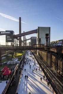 Im Winter verwandelt sich das große Wasserbecken am ehemaligen Druckmaschinengleis auf der Kokerei Zollverein in die 150 Meter lange Zollverein Eisbahn, die zum Schlittschuhlaufen in faszinierender Atmosphäre einlädt. 

Allabendlich wird die Fläche mit der Installation „Monochromatic Red and Blue“ (1999) von Jonathan Speirs und Mark Major zu einem beeindruckenden Lichtkunstwerk. Seit Dezember 2014 gehört zur Eisbahn eine separate Fläche zum Eisstockschießen.