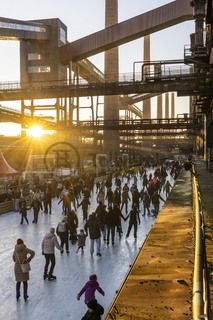 Im Winter verwandelt sich das große Wasserbecken am ehemaligen Druckmaschinengleis auf der Kokerei Zollverein in die 150 Meter lange Zollverein Eisbahn, die zum Schlittschuhlaufen in faszinierender Atmosphäre einlädt. 

Allabendlich wird die Fläche mit der Installation „Monochromatic Red and Blue“ (1999) von Jonathan Speirs und Mark Major zu einem beeindruckenden Lichtkunstwerk. Seit Dezember 2014 gehört zur Eisbahn eine separate Fläche zum Eisstockschießen.