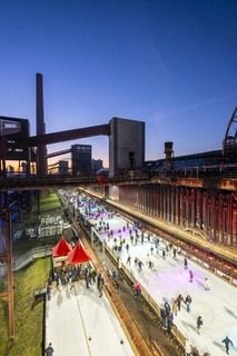 Im Winter verwandelt sich das große Wasserbecken am ehemaligen Druckmaschinengleis auf der Kokerei Zollverein in die 150 Meter lange Zollverein Eisbahn, die zum Schlittschuhlaufen in faszinierender Atmosphäre einlädt. 

Allabendlich wird die Fläche mit der Installation „Monochromatic Red and Blue“ (1999) von Jonathan Speirs und Mark Major zu einem beeindruckenden Lichtkunstwerk. Seit Dezember 2014 gehört zur Eisbahn eine separate Fläche zum Eisstockschießen.