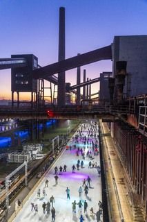 Im Winter verwandelt sich das große Wasserbecken am ehemaligen Druckmaschinengleis auf der Kokerei Zollverein in die 150 Meter lange Zollverein Eisbahn, die zum Schlittschuhlaufen in faszinierender Atmosphäre einlädt. 

Allabendlich wird die Fläche mit der Installation „Monochromatic Red and Blue“ (1999) von Jonathan Speirs und Mark Major zu einem beeindruckenden Lichtkunstwerk. Seit Dezember 2014 gehört zur Eisbahn eine separate Fläche zum Eisstockschießen.