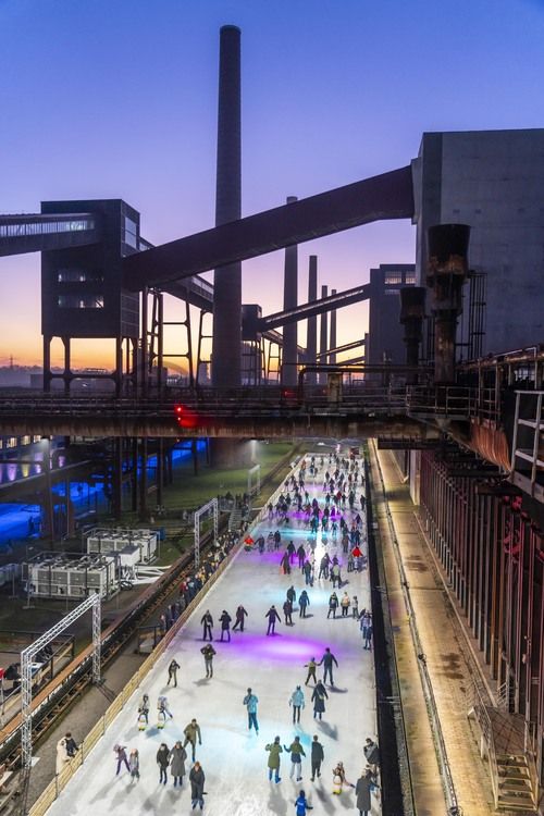 Im Winter verwandelt sich das große Wasserbecken am ehemaligen Druckmaschinengleis auf der Kokerei Zollverein in die 150 Meter lange Zollverein Eisbahn, die zum Schlittschuhlaufen in faszinierender Atmosphäre einlädt. 

Allabendlich wird die Fläche mit der Installation „Monochromatic Red and Blue“ (1999) von Jonathan Speirs und Mark Major zu einem beeindruckenden Lichtkunstwerk. Seit Dezember 2014 gehört zur Eisbahn eine separate Fläche zum Eisstockschießen.