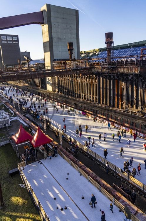 Im Winter verwandelt sich das große Wasserbecken am ehemaligen Druckmaschinengleis auf der Kokerei Zollverein in die 150 Meter lange Zollverein Eisbahn, die zum Schlittschuhlaufen in faszinierender Atmosphäre einlädt. 

Allabendlich wird die Fläche mit der Installation „Monochromatic Red and Blue“ (1999) von Jonathan Speirs und Mark Major zu einem beeindruckenden Lichtkunstwerk. Seit Dezember 2014 gehört zur Eisbahn eine separate Fläche zum Eisstockschießen.