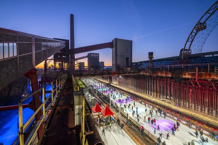 Im Winter verwandelt sich das große Wasserbecken am ehemaligen Druckmaschinengleis auf der Kokerei Zollverein in die 150 Meter lange Zollverein Eisbahn, die zum Schlittschuhlaufen in faszinierender Atmosphäre einlädt. 

Allabendlich wird die Fläche mit der Installation „Monochromatic Red and Blue“ (1999) von Jonathan Speirs und Mark Major zu einem beeindruckenden Lichtkunstwerk. Seit Dezember 2014 gehört zur Eisbahn eine separate Fläche zum Eisstockschießen.