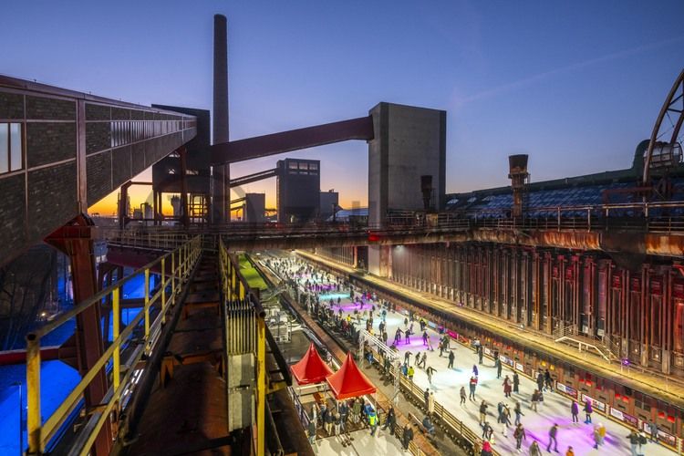 Im Winter verwandelt sich das große Wasserbecken am ehemaligen Druckmaschinengleis auf der Kokerei Zollverein in die 150 Meter lange Zollverein Eisbahn, die zum Schlittschuhlaufen in faszinierender Atmosphäre einlädt. 

Allabendlich wird die Fläche mit der Installation „Monochromatic Red and Blue“ (1999) von Jonathan Speirs und Mark Major zu einem beeindruckenden Lichtkunstwerk. Seit Dezember 2014 gehört zur Eisbahn eine separate Fläche zum Eisstockschießen.