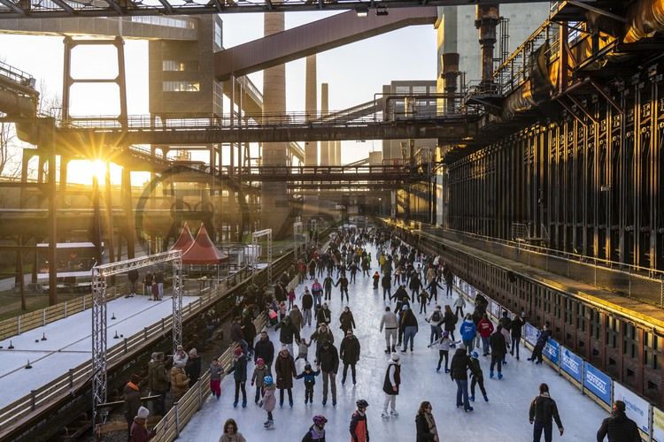 Im Winter verwandelt sich das große Wasserbecken am ehemaligen Druckmaschinengleis auf der Kokerei Zollverein in die 150 Meter lange Zollverein Eisbahn, die zum Schlittschuhlaufen in faszinierender Atmosphäre einlädt. 

Allabendlich wird die Fläche mit der Installation „Monochromatic Red and Blue“ (1999) von Jonathan Speirs und Mark Major zu einem beeindruckenden Lichtkunstwerk. Seit Dezember 2014 gehört zur Eisbahn eine separate Fläche zum Eisstockschießen.