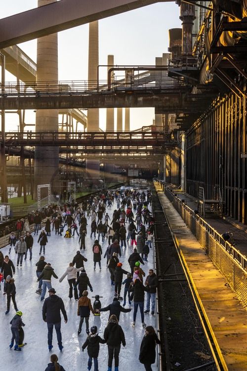 Im Winter verwandelt sich das große Wasserbecken am ehemaligen Druckmaschinengleis auf der Kokerei Zollverein in die 150 Meter lange Zollverein Eisbahn, die zum Schlittschuhlaufen in faszinierender Atmosphäre einlädt. 

Allabendlich wird die Fläche mit der Installation „Monochromatic Red and Blue“ (1999) von Jonathan Speirs und Mark Major zu einem beeindruckenden Lichtkunstwerk. Seit Dezember 2014 gehört zur Eisbahn eine separate Fläche zum Eisstockschießen.