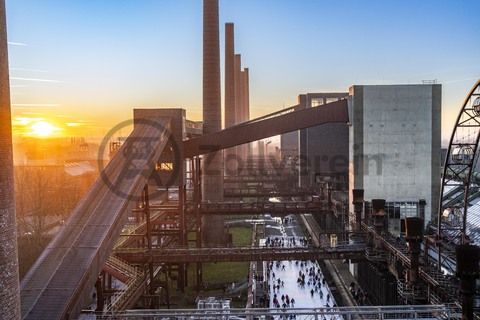 Im Winter verwandelt sich das große Wasserbecken am ehemaligen Druckmaschinengleis auf der Kokerei Zollverein in die 150 Meter lange Zollverein Eisbahn, die zum Schlittschuhlaufen in faszinierender Atmosphäre einlädt. 

Allabendlich wird die Fläche mit der Installation „Monochromatic Red and Blue“ (1999) von Jonathan Speirs und Mark Major zu einem beeindruckenden Lichtkunstwerk. Seit Dezember 2014 gehört zur Eisbahn eine separate Fläche zum Eisstockschießen.