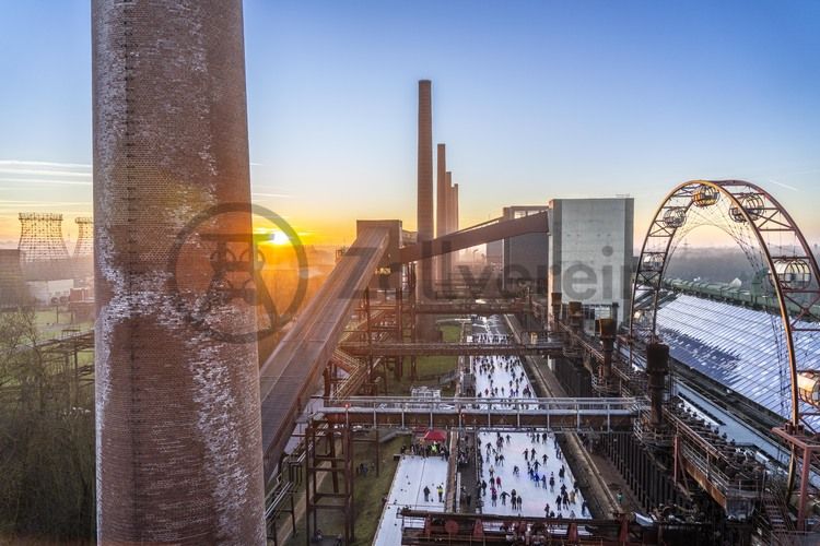 Im Winter verwandelt sich das große Wasserbecken am ehemaligen Druckmaschinengleis auf der Kokerei Zollverein in die 150 Meter lange Zollverein Eisbahn, die zum Schlittschuhlaufen in faszinierender Atmosphäre einlädt. 

Allabendlich wird die Fläche mit der Installation „Monochromatic Red and Blue“ (1999) von Jonathan Speirs und Mark Major zu einem beeindruckenden Lichtkunstwerk. Seit Dezember 2014 gehört zur Eisbahn eine separate Fläche zum Eisstockschießen.