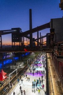 Im Winter verwandelt sich das große Wasserbecken am ehemaligen Druckmaschinengleis auf der Kokerei Zollverein in die 150 Meter lange Zollverein Eisbahn, die zum Schlittschuhlaufen in faszinierender Atmosphäre einlädt. 

Allabendlich wird die Fläche mit der Installation „Monochromatic Red and Blue“ (1999) von Jonathan Speirs und Mark Major zu einem beeindruckenden Lichtkunstwerk. Seit Dezember 2014 gehört zur Eisbahn eine separate Fläche zum Eisstockschießen.
