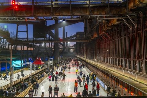 Im Winter verwandelt sich das große Wasserbecken am ehemaligen Druckmaschinengleis auf der Kokerei Zollverein in die 150 Meter lange Zollverein Eisbahn, die zum Schlittschuhlaufen in faszinierender Atmosphäre einlädt. 

Allabendlich wird die Fläche mit der Installation „Monochromatic Red and Blue“ (1999) von Jonathan Speirs und Mark Major zu einem beeindruckenden Lichtkunstwerk. Seit Dezember 2014 gehört zur Eisbahn eine separate Fläche zum Eisstockschießen.