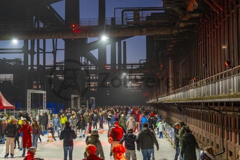 Im Winter verwandelt sich das große Wasserbecken am ehemaligen Druckmaschinengleis auf der Kokerei Zollverein in die 150 Meter lange Zollverein Eisbahn, die zum Schlittschuhlaufen in faszinierender Atmosphäre einlädt. 

Allabendlich wird die Fläche mit der Installation „Monochromatic Red and Blue“ (1999) von Jonathan Speirs und Mark Major zu einem beeindruckenden Lichtkunstwerk. Seit Dezember 2014 gehört zur Eisbahn eine separate Fläche zum Eisstockschießen.