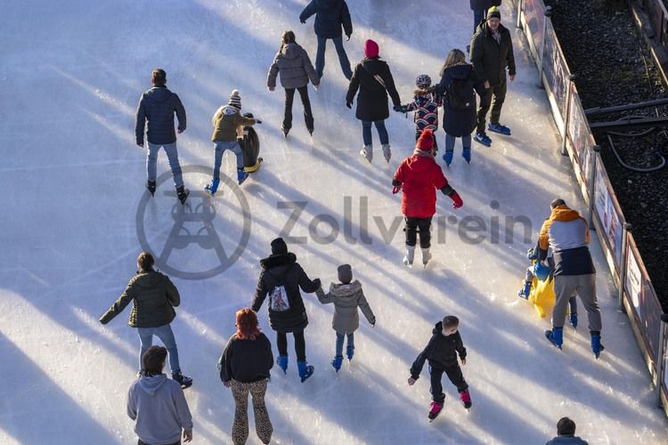 Im Winter verwandelt sich das große Wasserbecken am ehemaligen Druckmaschinengleis auf der Kokerei Zollverein in die 150 Meter lange Zollverein Eisbahn, die zum Schlittschuhlaufen in faszinierender Atmosphäre einlädt. 

Allabendlich wird die Fläche mit der Installation „Monochromatic Red and Blue“ (1999) von Jonathan Speirs und Mark Major zu einem beeindruckenden Lichtkunstwerk. Seit Dezember 2014 gehört zur Eisbahn eine separate Fläche zum Eisstockschießen.