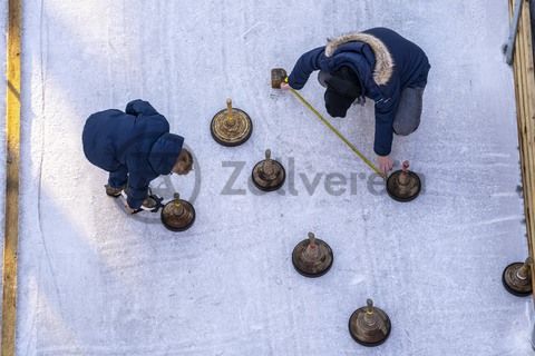 Im Winter verwandelt sich das große Wasserbecken am ehemaligen Druckmaschinengleis auf der Kokerei Zollverein in die 150 Meter lange Zollverein Eisbahn, die zum Schlittschuhlaufen in faszinierender Atmosphäre einlädt. 

Allabendlich wird die Fläche mit der Installation „Monochromatic Red and Blue“ (1999) von Jonathan Speirs und Mark Major zu einem beeindruckenden Lichtkunstwerk. Seit Dezember 2014 gehört zur Eisbahn eine separate Fläche zum Eisstockschießen.