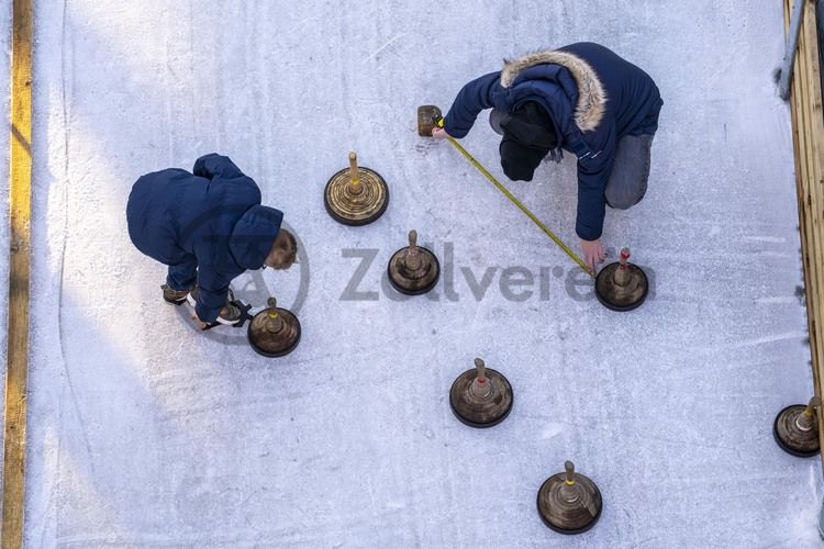 Im Winter verwandelt sich das große Wasserbecken am ehemaligen Druckmaschinengleis auf der Kokerei Zollverein in die 150 Meter lange Zollverein Eisbahn, die zum Schlittschuhlaufen in faszinierender Atmosphäre einlädt. 

Allabendlich wird die Fläche mit der Installation „Monochromatic Red and Blue“ (1999) von Jonathan Speirs und Mark Major zu einem beeindruckenden Lichtkunstwerk. Seit Dezember 2014 gehört zur Eisbahn eine separate Fläche zum Eisstockschießen.