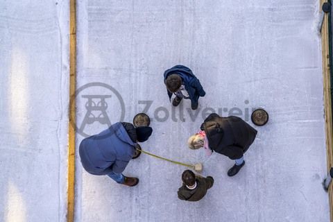 Im Winter verwandelt sich das große Wasserbecken am ehemaligen Druckmaschinengleis auf der Kokerei Zollverein in die 150 Meter lange Zollverein Eisbahn, die zum Schlittschuhlaufen in faszinierender Atmosphäre einlädt. 

Allabendlich wird die Fläche mit der Installation „Monochromatic Red and Blue“ (1999) von Jonathan Speirs und Mark Major zu einem beeindruckenden Lichtkunstwerk. Seit Dezember 2014 gehört zur Eisbahn eine separate Fläche zum Eisstockschießen.