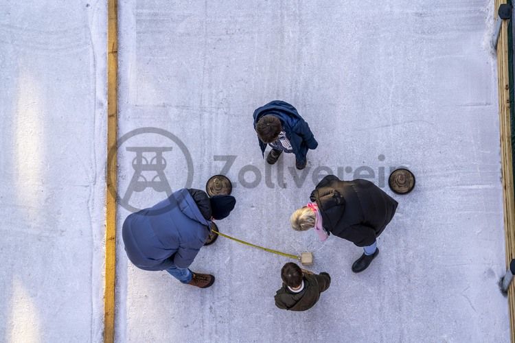 Im Winter verwandelt sich das große Wasserbecken am ehemaligen Druckmaschinengleis auf der Kokerei Zollverein in die 150 Meter lange Zollverein Eisbahn, die zum Schlittschuhlaufen in faszinierender Atmosphäre einlädt. 

Allabendlich wird die Fläche mit der Installation „Monochromatic Red and Blue“ (1999) von Jonathan Speirs und Mark Major zu einem beeindruckenden Lichtkunstwerk. Seit Dezember 2014 gehört zur Eisbahn eine separate Fläche zum Eisstockschießen.