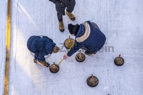 Im Winter verwandelt sich das große Wasserbecken am ehemaligen Druckmaschinengleis auf der Kokerei Zollverein in die 150 Meter lange Zollverein Eisbahn, die zum Schlittschuhlaufen in faszinierender Atmosphäre einlädt. 

Allabendlich wird die Fläche mit der Installation „Monochromatic Red and Blue“ (1999) von Jonathan Speirs und Mark Major zu einem beeindruckenden Lichtkunstwerk. Seit Dezember 2014 gehört zur Eisbahn eine separate Fläche zum Eisstockschießen.