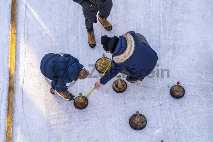 Im Winter verwandelt sich das große Wasserbecken am ehemaligen Druckmaschinengleis auf der Kokerei Zollverein in die 150 Meter lange Zollverein Eisbahn, die zum Schlittschuhlaufen in faszinierender Atmosphäre einlädt. 

Allabendlich wird die Fläche mit der Installation „Monochromatic Red and Blue“ (1999) von Jonathan Speirs und Mark Major zu einem beeindruckenden Lichtkunstwerk. Seit Dezember 2014 gehört zur Eisbahn eine separate Fläche zum Eisstockschießen.