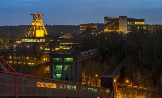 Das Bergwerk Zollverein Schacht XII galt als das größte und leistungsfähigste weltweit. Als sich am 1. Februar 1932 zum ersten Mal die Räder am Fördergerüst über der neuen Schachthalle XII drehten, ging ein industrieller Hochleistungskomplex mit weitgehend automatisierten Arbeitsabläufen in Betrieb, der sich bis in alle Einzelheiten an dem Prinzip des Fordismus – also der Fließbandproduktion – orientierte.