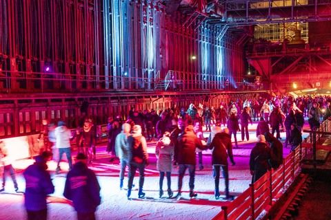 In der Wintersaison tummeln sich an mindestens zwei Abenden Discofans und Schlittschuhläufer bei der Eisdisco auf der Zollverein-Eisbahn, dem „wahrscheinlich faszinierendsten Ort zum Schlittschuhlaufen bundesweit”. Entlang der Koksöfen, in denen einst Kohle bei 1.000 Grad Celsius zu Koks gebacken wurde, erstreckt sich im Winter über eine Länge von 150 Meter die Zollverein Eisbahn. 

Insbesondere am Abend, wenn die 1.800 Quadratmeter große Eisfläche mit der Installation „Monochromatic Red and Blue“ (1999) von Jonathan Speirs und Mark Major zu einem beeindruckenden Lichtkunstwerk in atmosphärisches Licht getaucht wird, ist das Schlittschuhlaufen vor der beeindruckenden Kulisse der Kokerei Zollverein ein einzigartiges Erlebnis.
