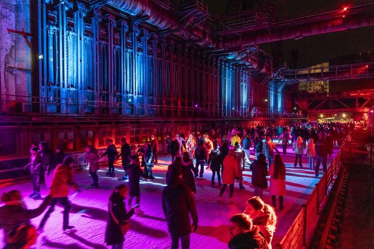 In der Wintersaison tummeln sich an mindestens zwei Abenden Discofans und Schlittschuhläufer bei der Eisdisco auf der Zollverein-Eisbahn, dem „wahrscheinlich faszinierendsten Ort zum Schlittschuhlaufen bundesweit”. Entlang der Koksöfen, in denen einst Kohle bei 1.000 Grad Celsius zu Koks gebacken wurde, erstreckt sich im Winter über eine Länge von 150 Meter die Zollverein Eisbahn. 

Insbesondere am Abend, wenn die 1.800 Quadratmeter große Eisfläche mit der Installation „Monochromatic Red and Blue“ (1999) von Jonathan Speirs und Mark Major zu einem beeindruckenden Lichtkunstwerk in atmosphärisches Licht getaucht wird, ist das Schlittschuhlaufen vor der beeindruckenden Kulisse der Kokerei Zollverein ein einzigartiges Erlebnis.