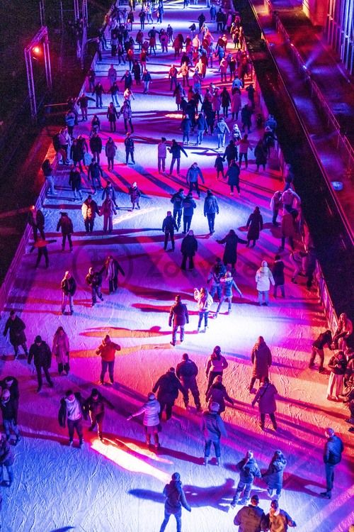 In der Wintersaison tummeln sich an mindestens zwei Abenden Discofans und Schlittschuhläufer bei der Eisdisco auf der Zollverein-Eisbahn, dem „wahrscheinlich faszinierendsten Ort zum Schlittschuhlaufen bundesweit”. Entlang der Koksöfen, in denen einst Kohle bei 1.000 Grad Celsius zu Koks gebacken wurde, erstreckt sich im Winter über eine Länge von 150 Meter die Zollverein Eisbahn. 

Insbesondere am Abend, wenn die 1.800 Quadratmeter große Eisfläche mit der Installation „Monochromatic Red and Blue“ (1999) von Jonathan Speirs und Mark Major zu einem beeindruckenden Lichtkunstwerk in atmosphärisches Licht getaucht wird, ist das Schlittschuhlaufen vor der beeindruckenden Kulisse der Kokerei Zollverein ein einzigartiges Erlebnis.