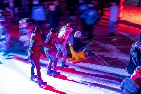 In der Wintersaison tummeln sich an mindestens zwei Abenden Discofans und Schlittschuhläufer bei der Eisdisco auf der Zollverein-Eisbahn, dem „wahrscheinlich faszinierendsten Ort zum Schlittschuhlaufen bundesweit”. Entlang der Koksöfen, in denen einst Kohle bei 1.000 Grad Celsius zu Koks gebacken wurde, erstreckt sich im Winter über eine Länge von 150 Meter die Zollverein Eisbahn. 

Insbesondere am Abend, wenn die 1.800 Quadratmeter große Eisfläche mit der Installation „Monochromatic Red and Blue“ (1999) von Jonathan Speirs und Mark Major zu einem beeindruckenden Lichtkunstwerk in atmosphärisches Licht getaucht wird, ist das Schlittschuhlaufen vor der beeindruckenden Kulisse der Kokerei Zollverein ein einzigartiges Erlebnis.