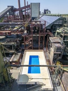 Das Werksschwimmbad ist eine sogenannte künstlerische Intervention der Frankfurter Künstler Dirk Paschke (geb. 1969) und Daniel Milohnic (geb. 1969), das sie 2001 im Rahmen des Kunstprojekts „Zeitgenössische Kunst und Kritik“ gemeinsam erschufen. Das 2,4 x 12 x 5 Meter große Becken besteht aus zwei auseinander geschnittenen und neu verschweißten Überseecontainern und fasst 130 Kubikmeter Wasser. Als „soziale Skulptur“ thematisiert der Pool den Strukturwandel im Ruhrgebiet. Gleichzeitig bietet er ein attraktives Freizeitangebot. Das Schwimmbad ist in den Sommerferien ein beliebter Treffpunkt für Kinder und Jugendliche im Essener Norden.