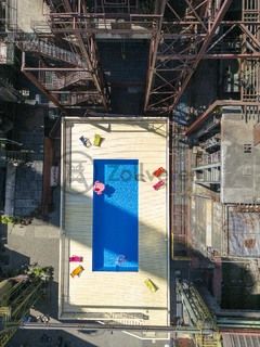 Das Werksschwimmbad ist eine sogenannte künstlerische Intervention der Frankfurter Künstler Dirk Paschke (geb. 1969) und Daniel Milohnic (geb. 1969), das sie 2001 im Rahmen des Kunstprojekts „Zeitgenössische Kunst und Kritik“ gemeinsam erschufen. Das 2,4 x 12 x 5 Meter große Becken besteht aus zwei auseinander geschnittenen und neu verschweißten Überseecontainern und fasst 130 Kubikmeter Wasser. Als „soziale Skulptur“ thematisiert der Pool den Strukturwandel im Ruhrgebiet. Gleichzeitig bietet er ein attraktives Freizeitangebot. Das Schwimmbad ist in den Sommerferien ein beliebter Treffpunkt für Kinder und Jugendliche im Essener Norden.